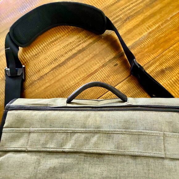 Timbuk2 Messenger/Computer Bag in Army green/gray. Excellent Condition - Picture 4 of 5